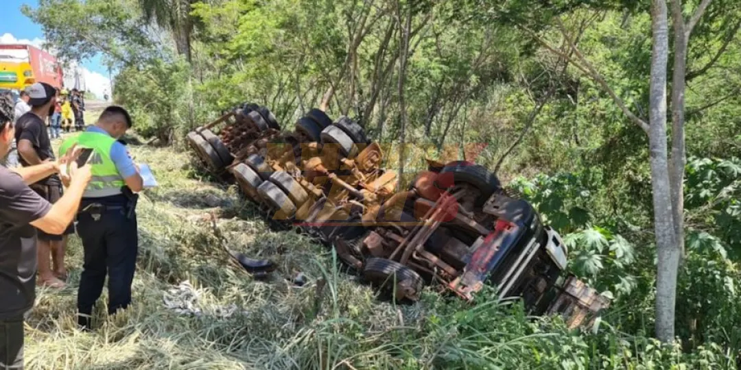Camión de gran porte vuelca en Ciudad del Este tras falla en los frenos