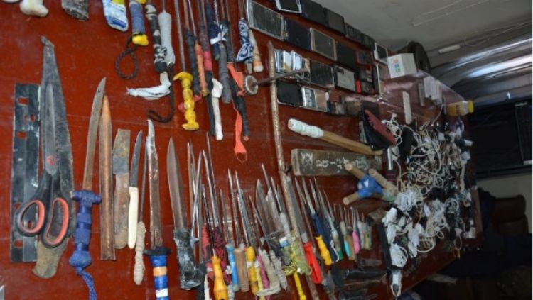 Requisan una montaña de celulares, cargadores y armas punzantes del penal de Oviedo