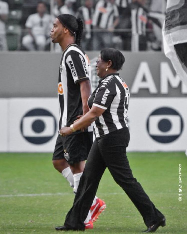 Falleció madre de Ronaldinho, víctima del Covid