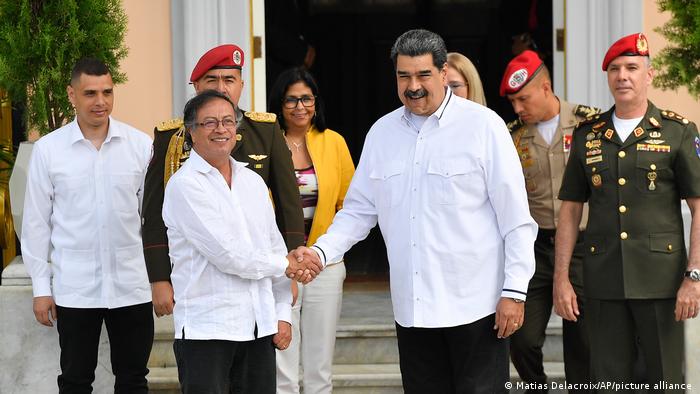 Gustavo Petro llega a Venezuela para reunión extraordinaria con Nicolás Maduro
