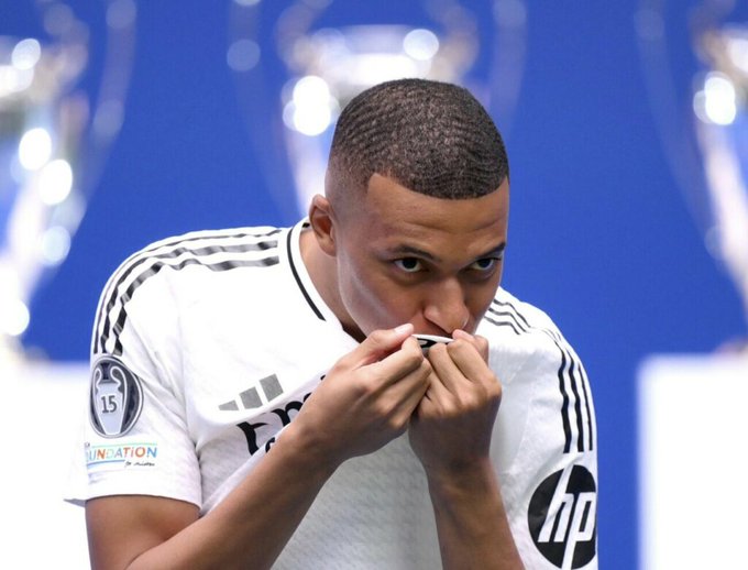 Mbappé llega al Real Madrid, que lo presenta en un Bernabéu a reventar