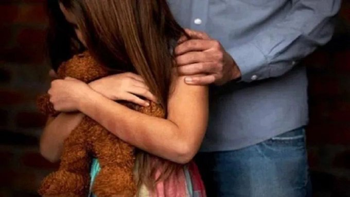 Fiscalía ordena detención de sospechoso de abusar de sus hijas