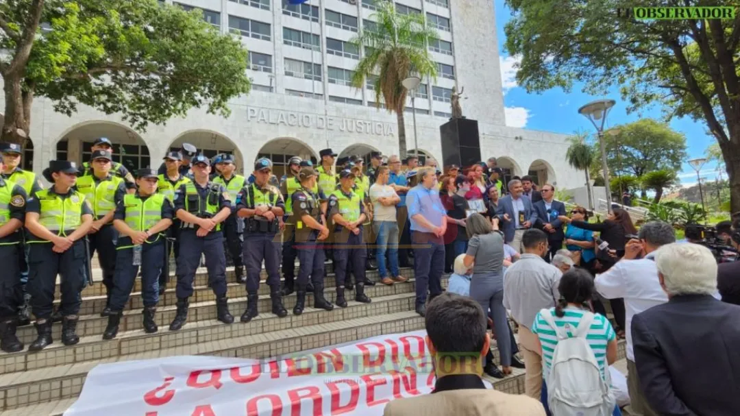 Homenaje a Rodrigo Quintana se vio incidentado por cuestionada negativa policial de ingreso a Museo