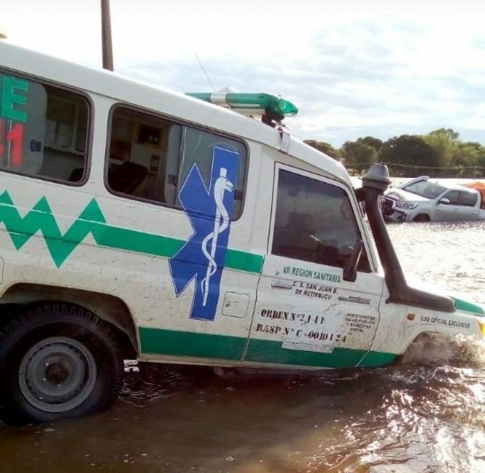 Ambulancia quedó varada debido a las inundaciones