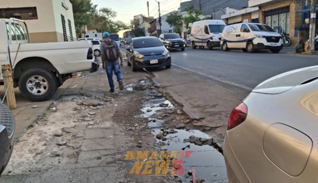 Vereda rota y basura acumulada en sede del Ministerio de Salud