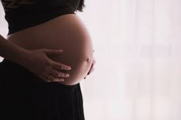 Dos embarazadas y sus bebés fallecieron tras contagiarse de COVID durante un baby shower
