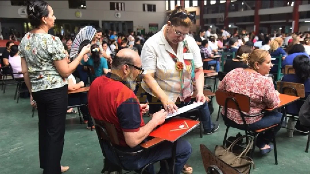 Acusan a funcionarios del MEC de pasar respuestas en el examen docente, según Sinadi