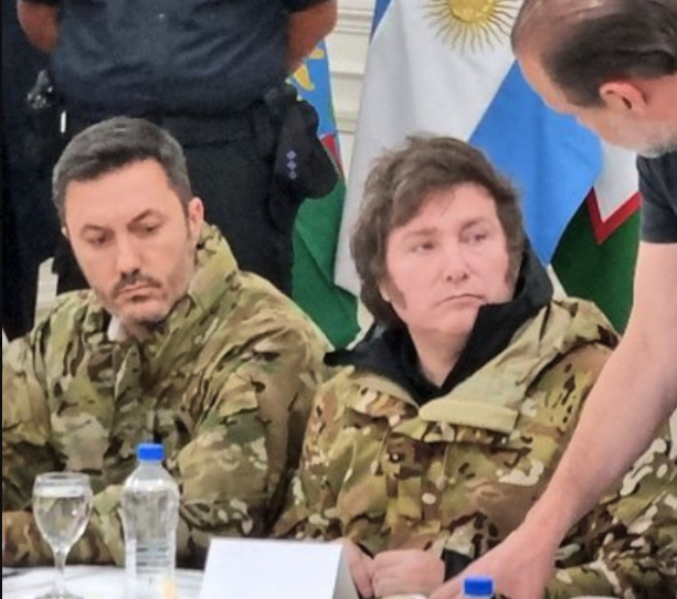 Vestido con atuendo militar, Milei visita la región afectada por la tormenta