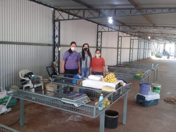 Carolina Yunis de Acevedo, entregó canastas metálicas a pequeños productores