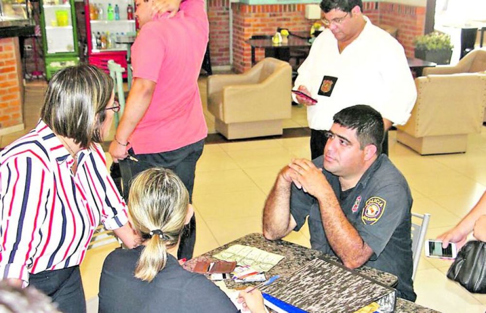 Condenan a exjefe policial y a un agente por extorsión a universitaria