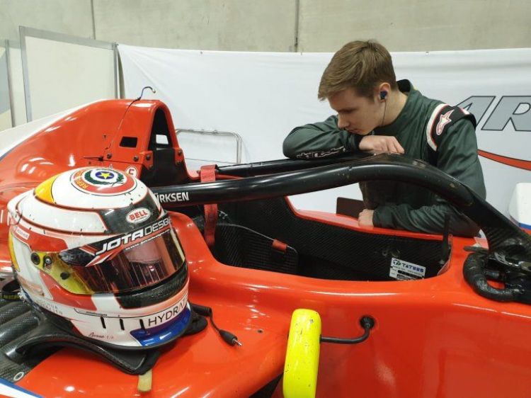 Joshua Duerksen apunta a la F3