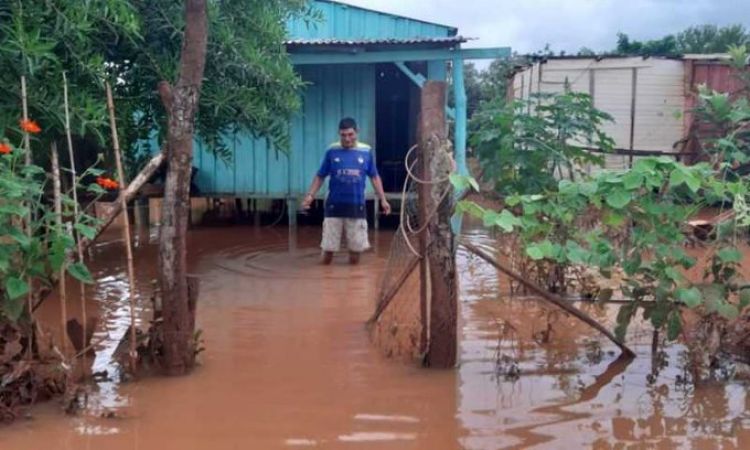 Intensa lluvia causa inundaciones en Ciudad del Este