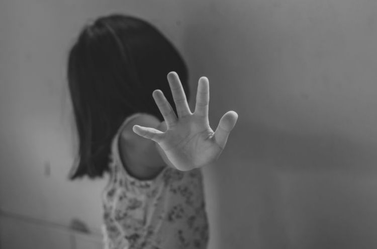 Supuesto médico naturalista habría abusado de una niña de 14 años en Juan E. O Leary