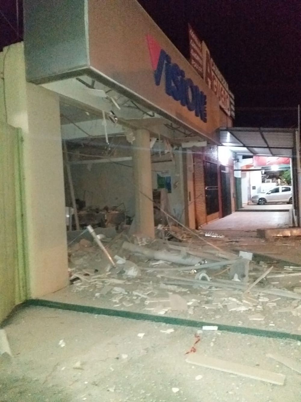 Con dinamita y armas de guerra asaltan banco en San Pedro