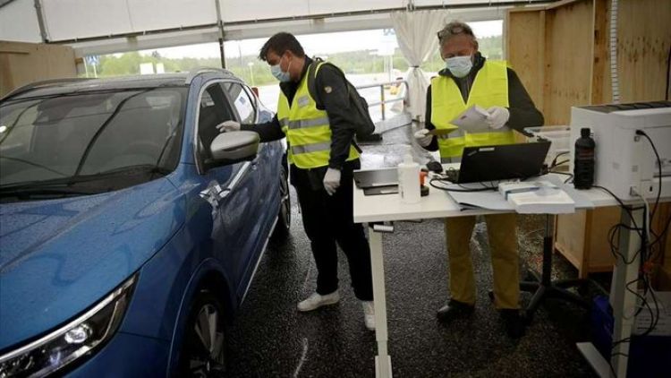 En Finlandia votan en automóvil para evitar el rebrote del virus