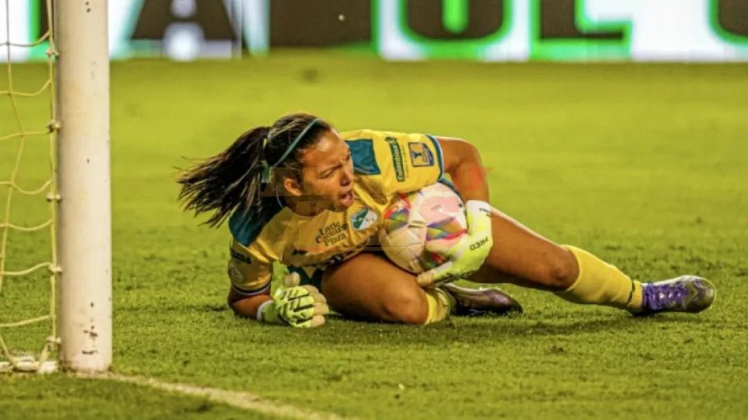 Portera colombiana desafía a su rival en tanda de penaltis, ataja el disparo y su equipo es campeón