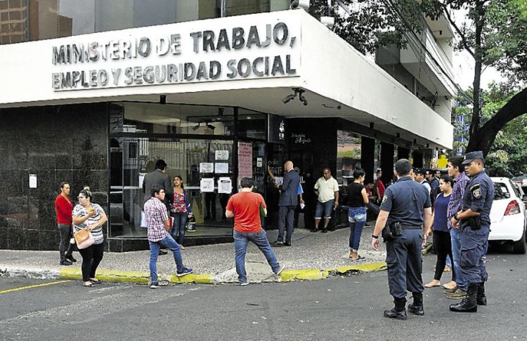 Trabajo recibe 7.000 pedidos de suspensión laboral prolongada hasta el 2021