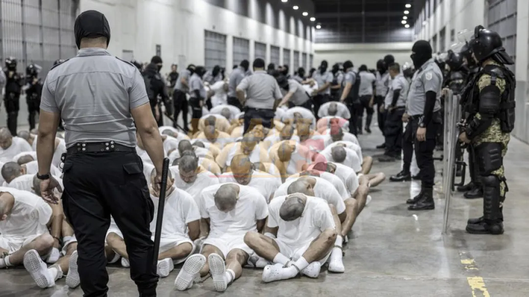 Abogados de venezolanos deportados y encarcelados en El Salvador denuncian no tener noticias suyas