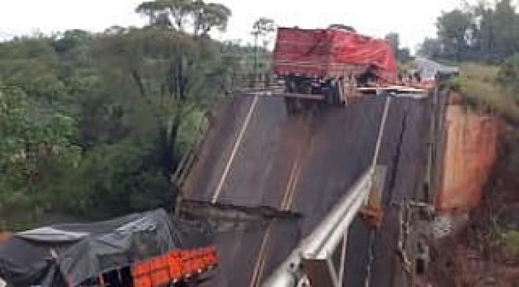 Fiscalía conforma equipo para investigar caída de puente que costó la vida a tres