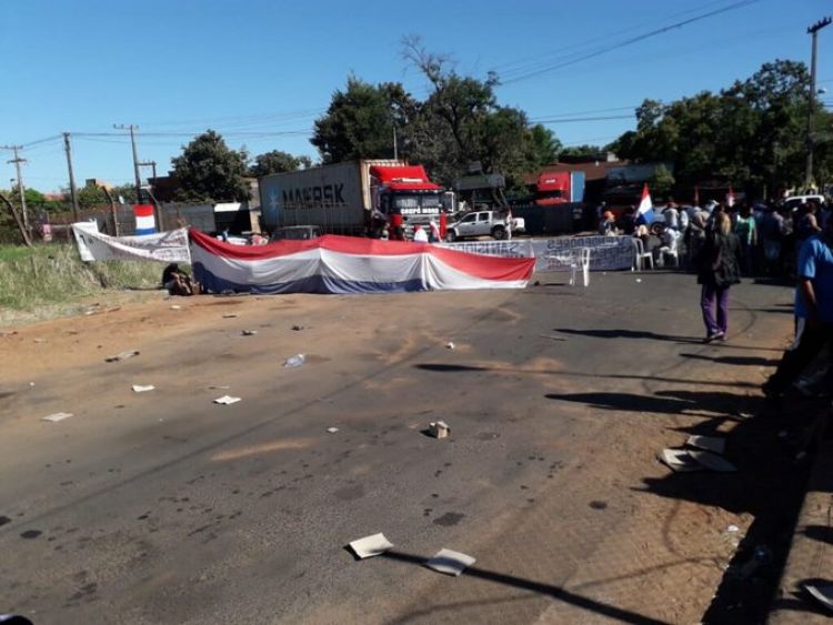Encarnación: Camioneros logran acuerdo con comerciantes para liberar el paso fronterizo