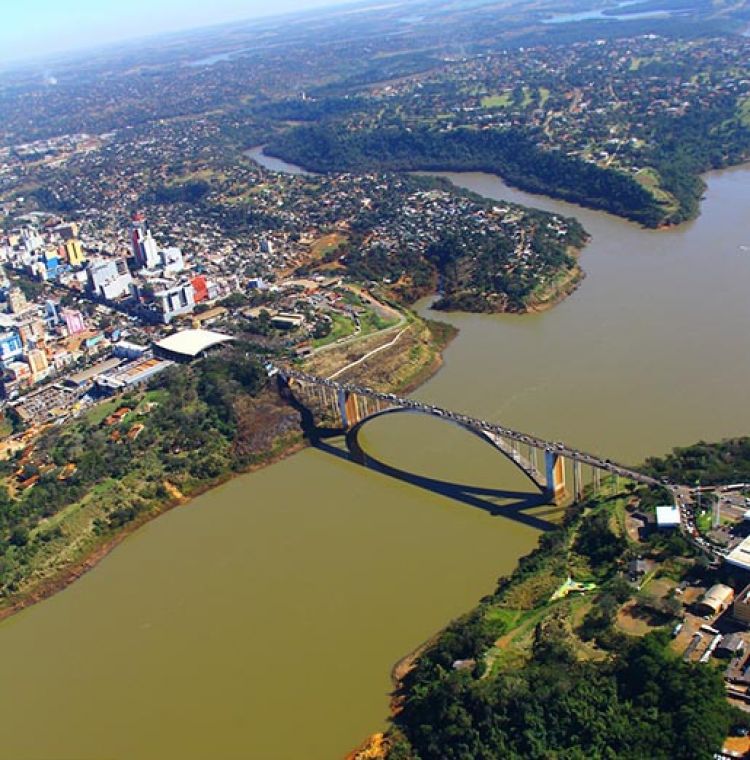 Cuatro paraguayos se encuentran desaparecidos tras vuelco de canoa en el río Paraná