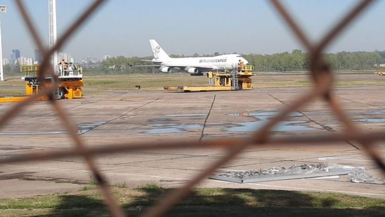 Covid-19: Llega avión carguero con suministros médicos