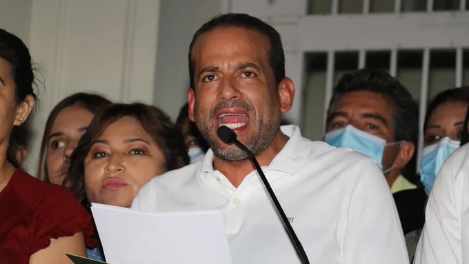 Bolivia avanza hacia una dictadura: La policía arrestó al gobernador de Santa Cruz
