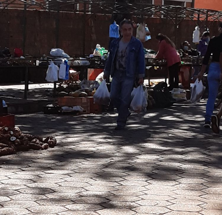 Director de salud viola cuarentena y no usa tapaboca en feria libre de Pedro Juan Caballero