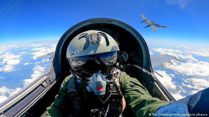 Barcos de guerra y aviones chinos se mantienen alrededor de Taiwán