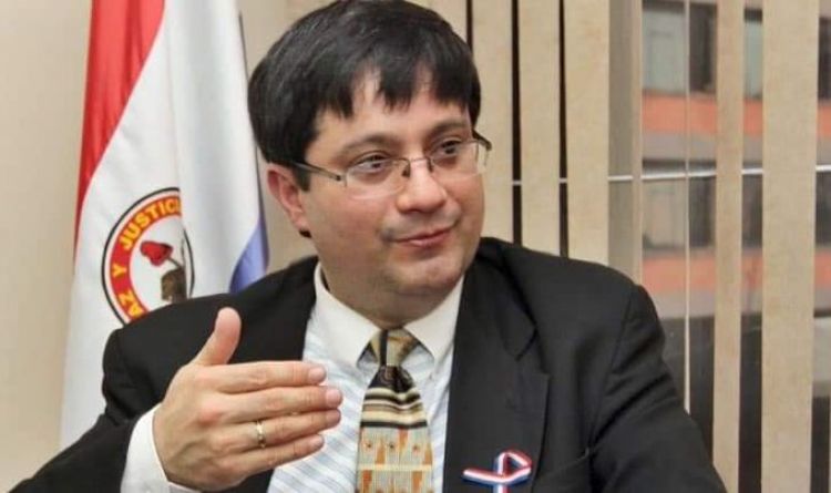 Condenan a exministro