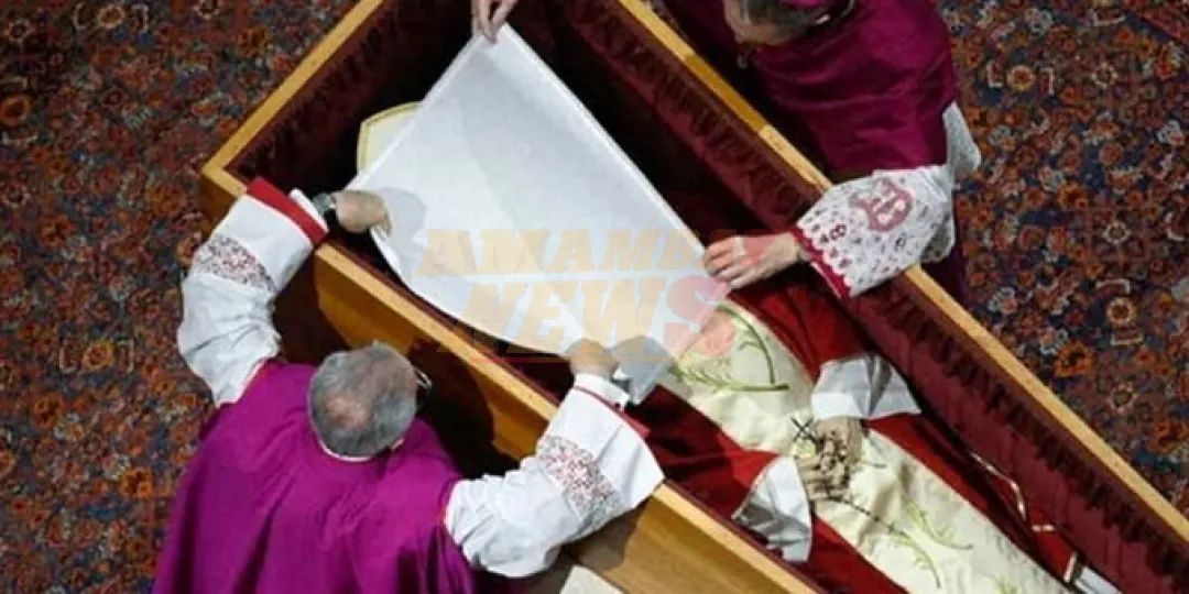 Un simple ataúd de madera, nuevo ritual de exequias papales