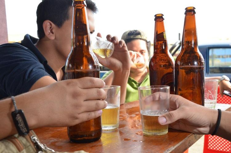 Buscan levantar gradualmente restricción horaria de venta de bebidas alcohólicas