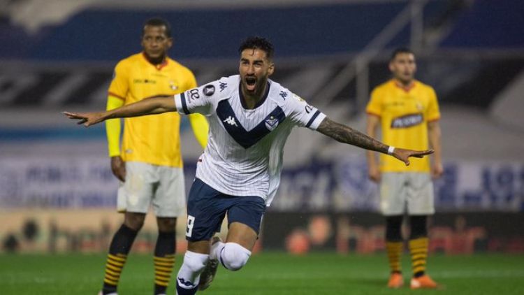 Vélez Sarsfield logra una ventaja mínima ante Barcelona