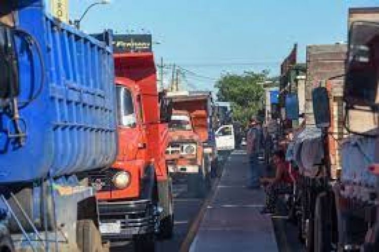 Camioneros se reunirán este sábado para definir nuevas medidas contra la suba del combustible