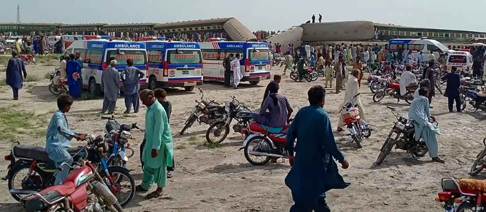 Pakistán: al menos 30 muertos en descarrilamiento de tren