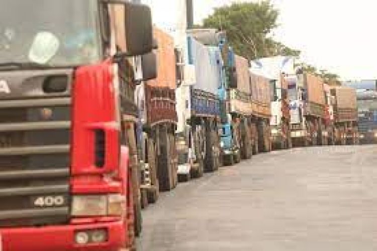 Camioneros presentan proyecto para poner fin a conflicto de precios de flete