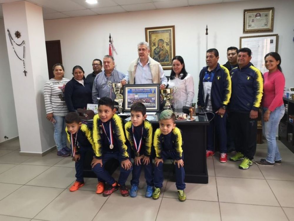 Pequeños grandes campeones de Amambay, visitaron al intendente José Carlos Acevedo.
