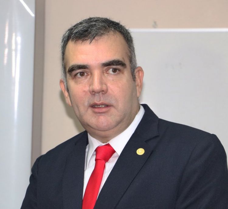 Ministro criticó a directivos por “querer guardar la basura bajo la alfombra”