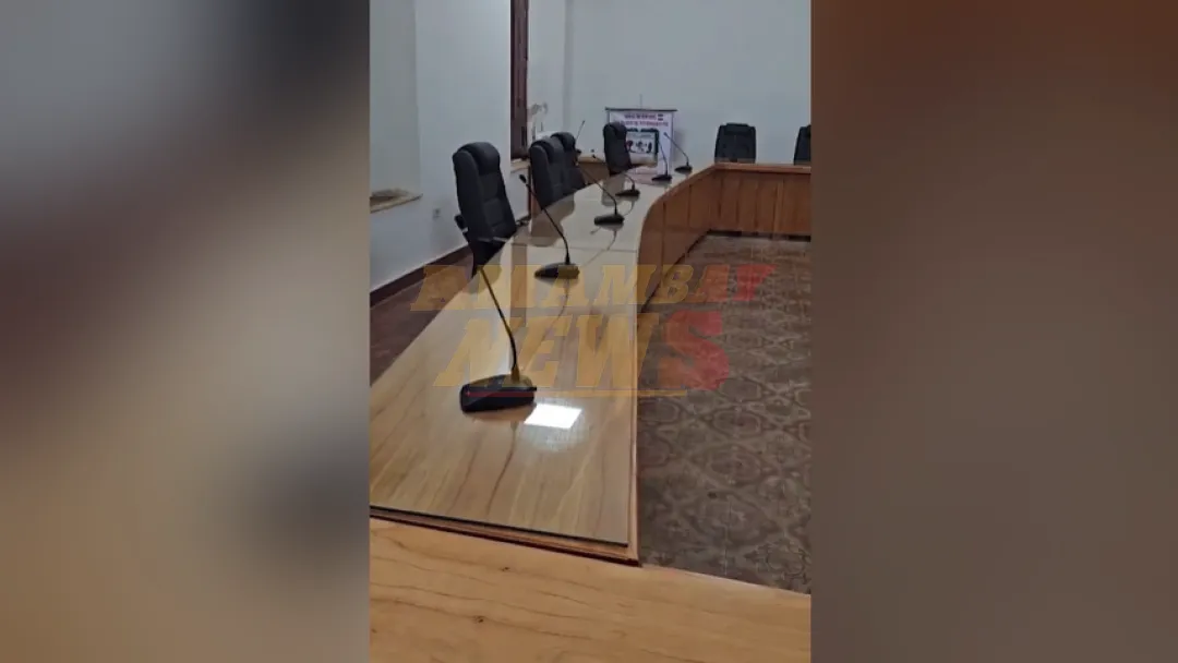 Carpintero retira muebles de la Junta Municipal de San Pedro en protesta por falta de pago