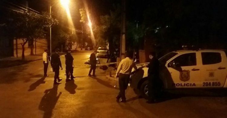Motociclista muere tras chocar contra un poste de hierro