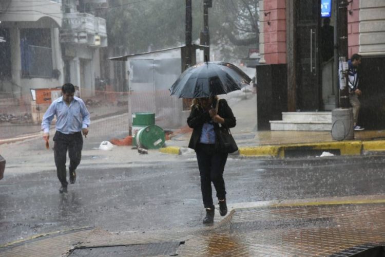 Emiten alerta por tormentas para 17 Departamentos