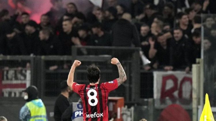 El Milán gana 1-0 a la Fiorentina y se asegura en la cima
