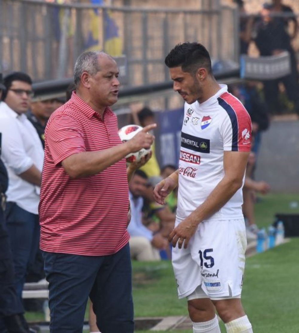 Nacional superó 3-0 a Capiatá en el debut de Francisco Arce como entrenador tricolor