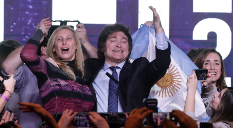 Milei da la sorpresa y es el más votado en las PASO de Argentina