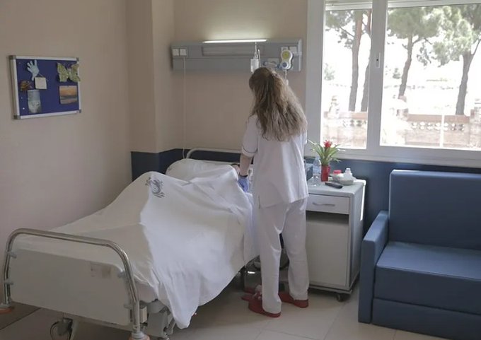 Enfermero muere tras recibir una patada en los testículos en un hospital de España