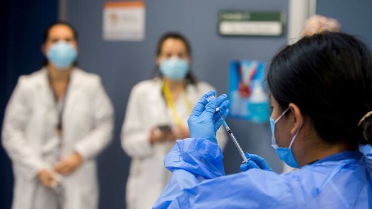 Bajó cifra de enfermeros contagiados e internados tras recibir vacunas anti-COVID