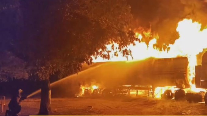 Un camión cisterna cargado de combustible arde en llamas en Falcón