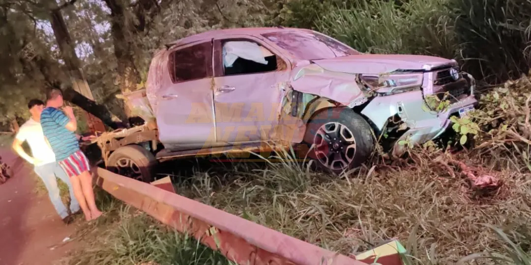 Conductor ileso tras chocar contra columna de la Ande en Hernandarias