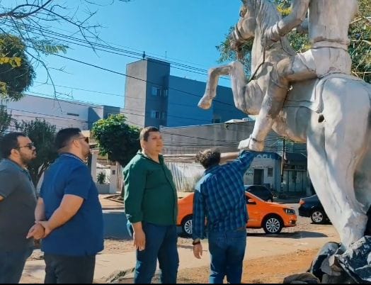 Con "pecheo" a sus "amigos" Juancho arregla explanada de la Gobernación de Amambay
