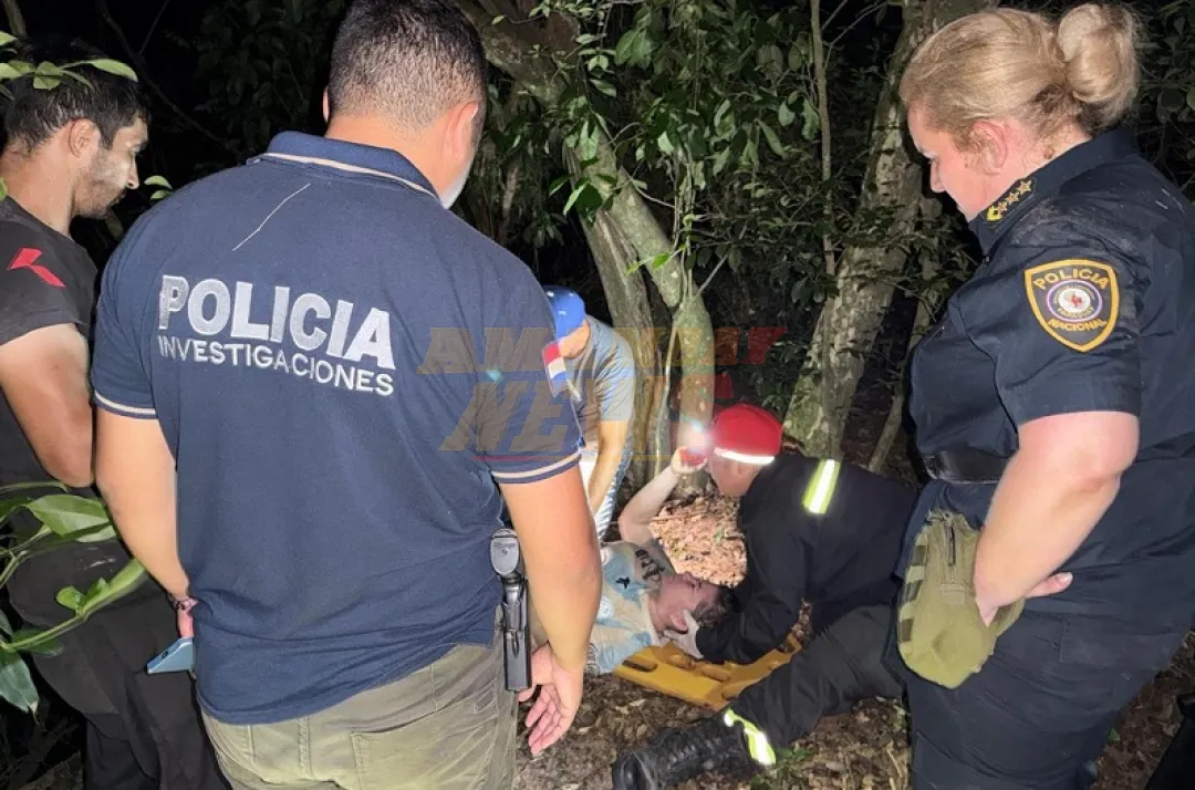 Rescatan a mujer que cayó a un pozo tras confuso incidente
